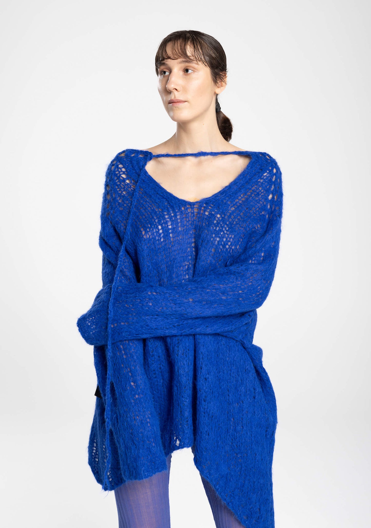 nereta- alpaca-blue -pullover-close up